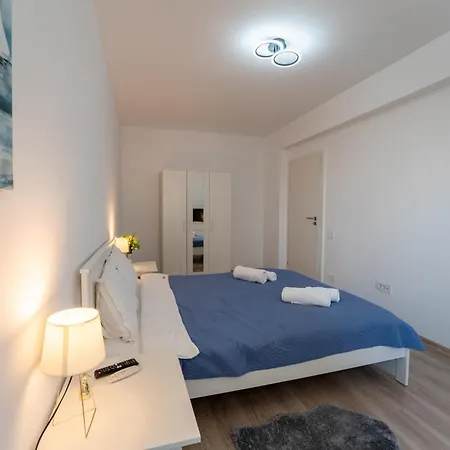 Mohost Spot - Business & Leisure With Parking And Balcony Apartment *