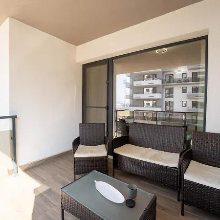 Mohost Spot - Business & Leisure With Parking And Balcony *